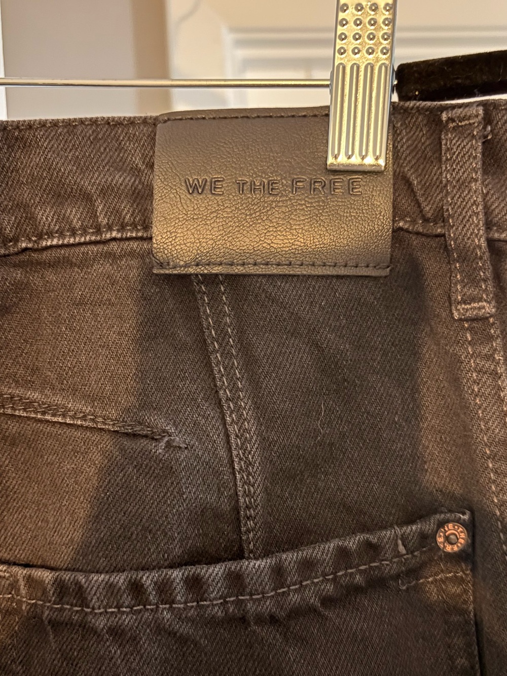 We the Free Barrel leg jeans. Black. Size 28 - Picture 4 of 6
